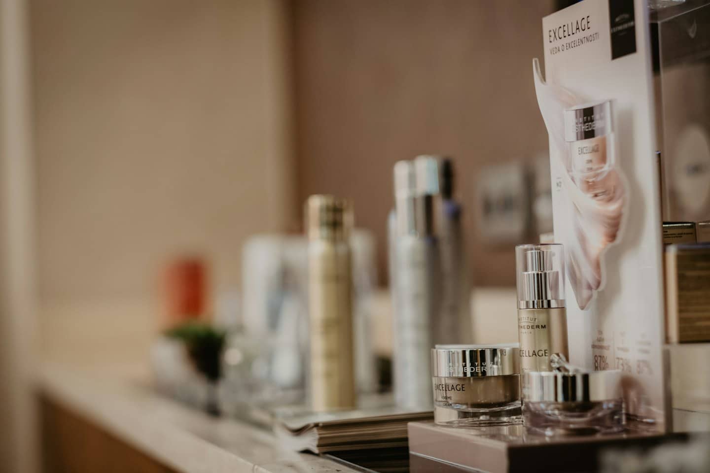Creme e sieri di lusso dell'Institut Esthederm disposti su un bancone.