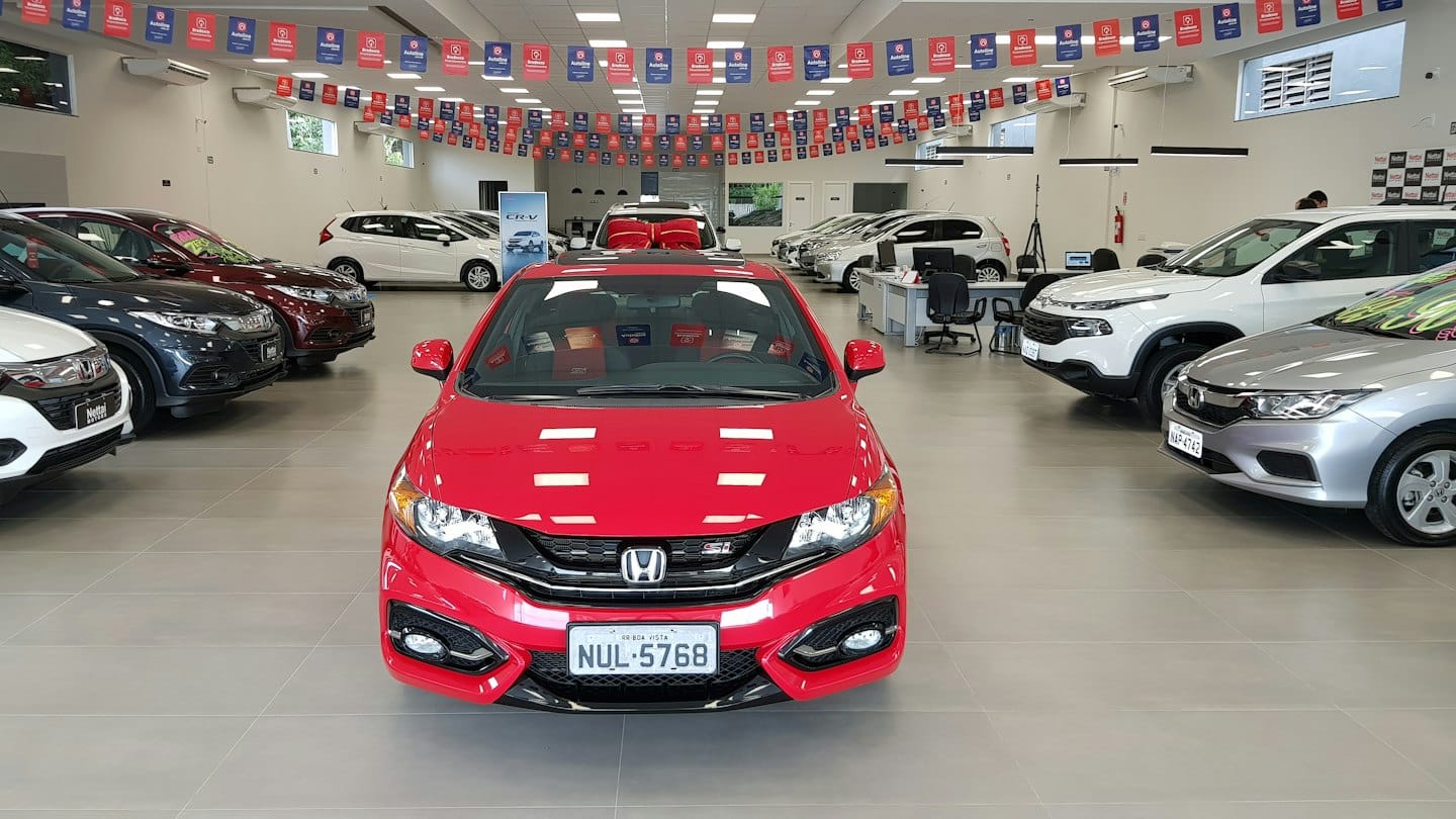 Nuove auto in vendita in un luminoso showroom di concessionaria moderna.